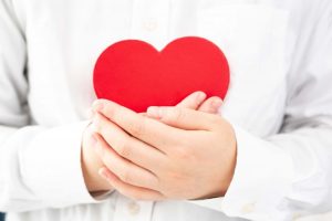 胸に手を当てる様子