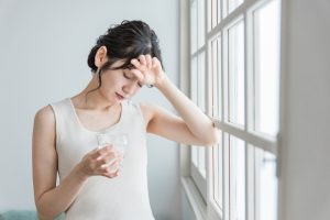 薬を飲む女性