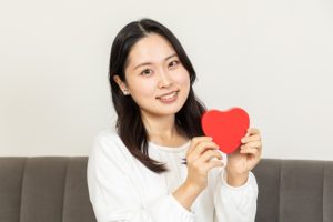 ハートを持つ女性