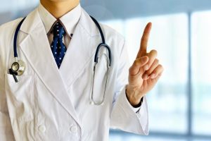 指さす医者