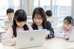 子供に教える様子