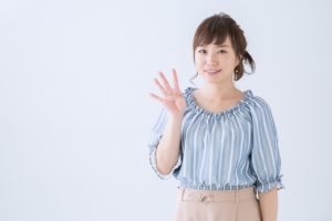 4を表示する女性