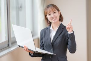 PCを手にする女性